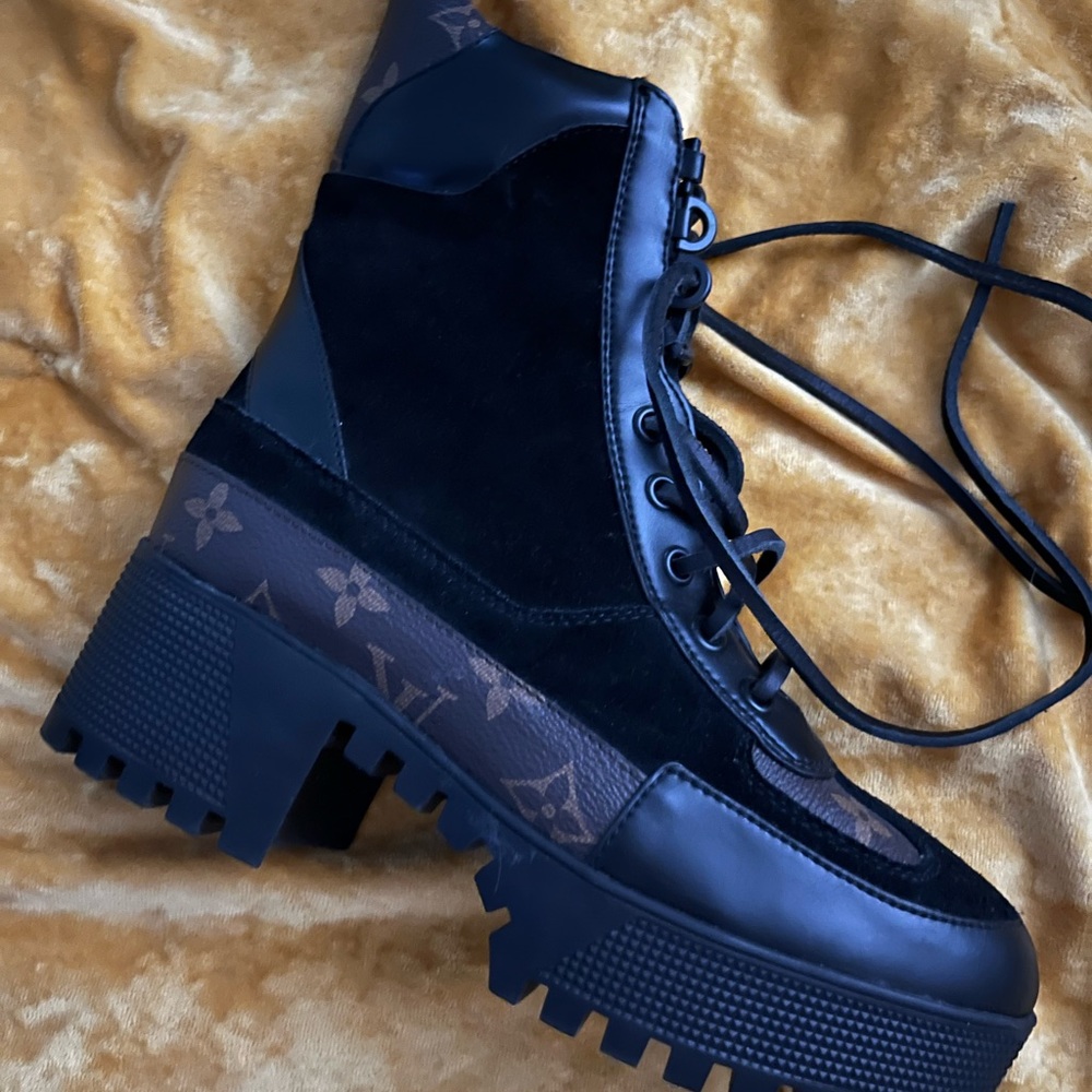 Louis Vuitton boots 7.5